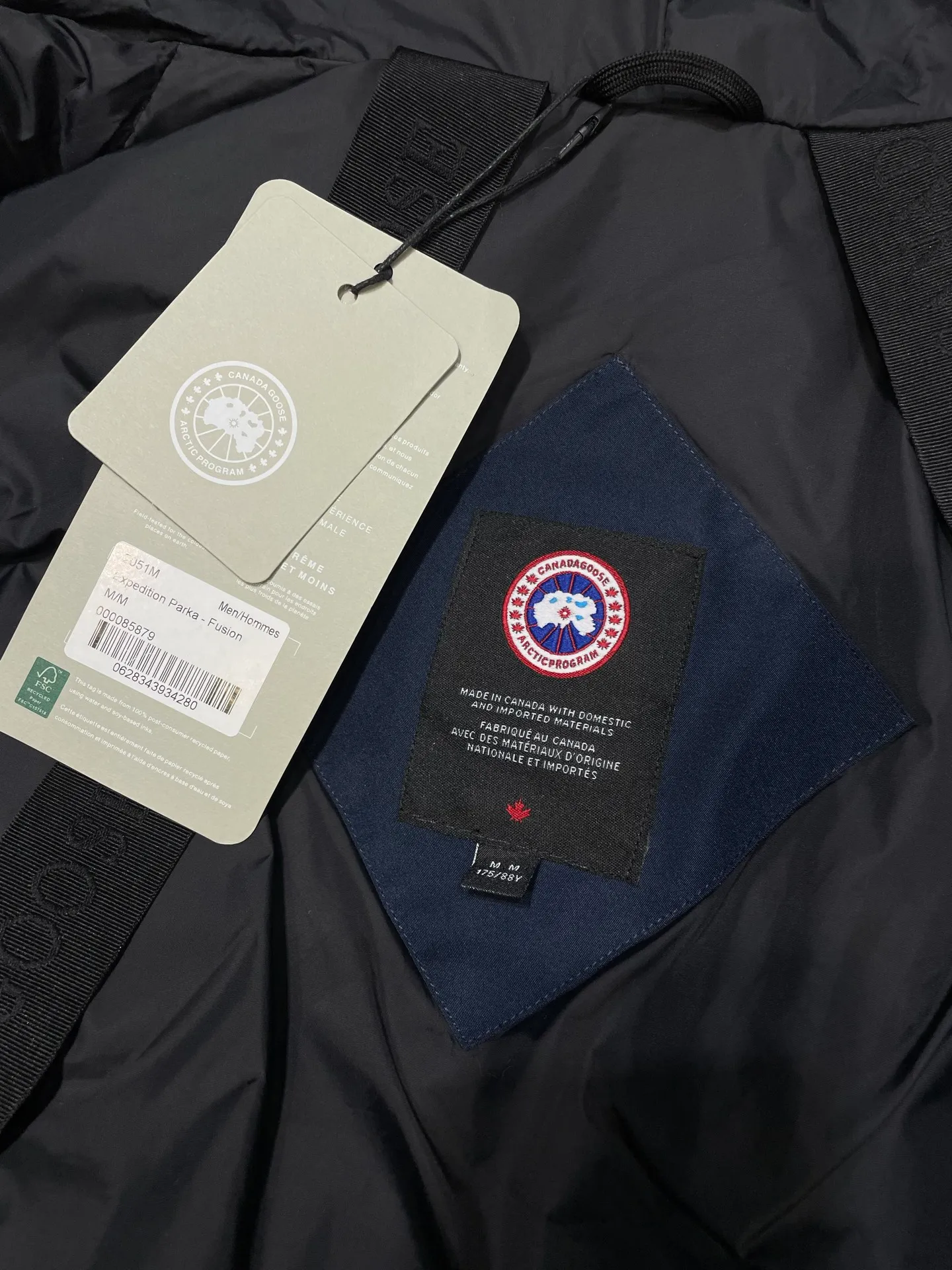 P910 special version 🌟 🇨🇦CANADA GOOES 24 new models 08 models/couple models Factory direct supply: supplying global purchasing agents, micro-business, entities, Tmall, high-end stalls and studio cooperation, free shipping! Canada Goose Expedition Parka 2008 is the same style for men and women. It is mid-length and the most timeless classic. All Arctic and Antarctic scientific expedition teams choose Canada Goose as their cold-proof equipment. It is the Rolls-Royce of down jackets. ➖ Industry-leading anti-counterfeiting chip sensing. ➖ Imported Behringer embroidery machines and customized embroidery labels, the highest level and industry leading. ➖ Imported Korean 21-count polyester-cotton blended original fabric, TC85 waterproof coated fabric, water-repellent, windproof and wear-resistant. ➖ The new national standard 80 white duck down is filled with an average of 520 grams of down. The amount of down filled is industry-leading. ➖ 100% nylon lining with double double-layer sealing design to prevent velvet running, and seamless thread design on the cuffs! ➖ Western Canadian Green Wolf Collar. ➖ Yoshida YKK provides original factory-customized electroplated sliders. YKK two-way lockable zippers are tight and smooth and do not peel off paint. ➖ 3M composite Velcro is durable and the accessories and hardware are all custom-made. Note: Our copywriting is only simple and clear. Instead of bragging about the copywriting, it is better to compare and understand with samples. Only for the purest goose, the most dedicated, the most professional, the highest quality, the highest cost performance!  Size:XS-XXL
